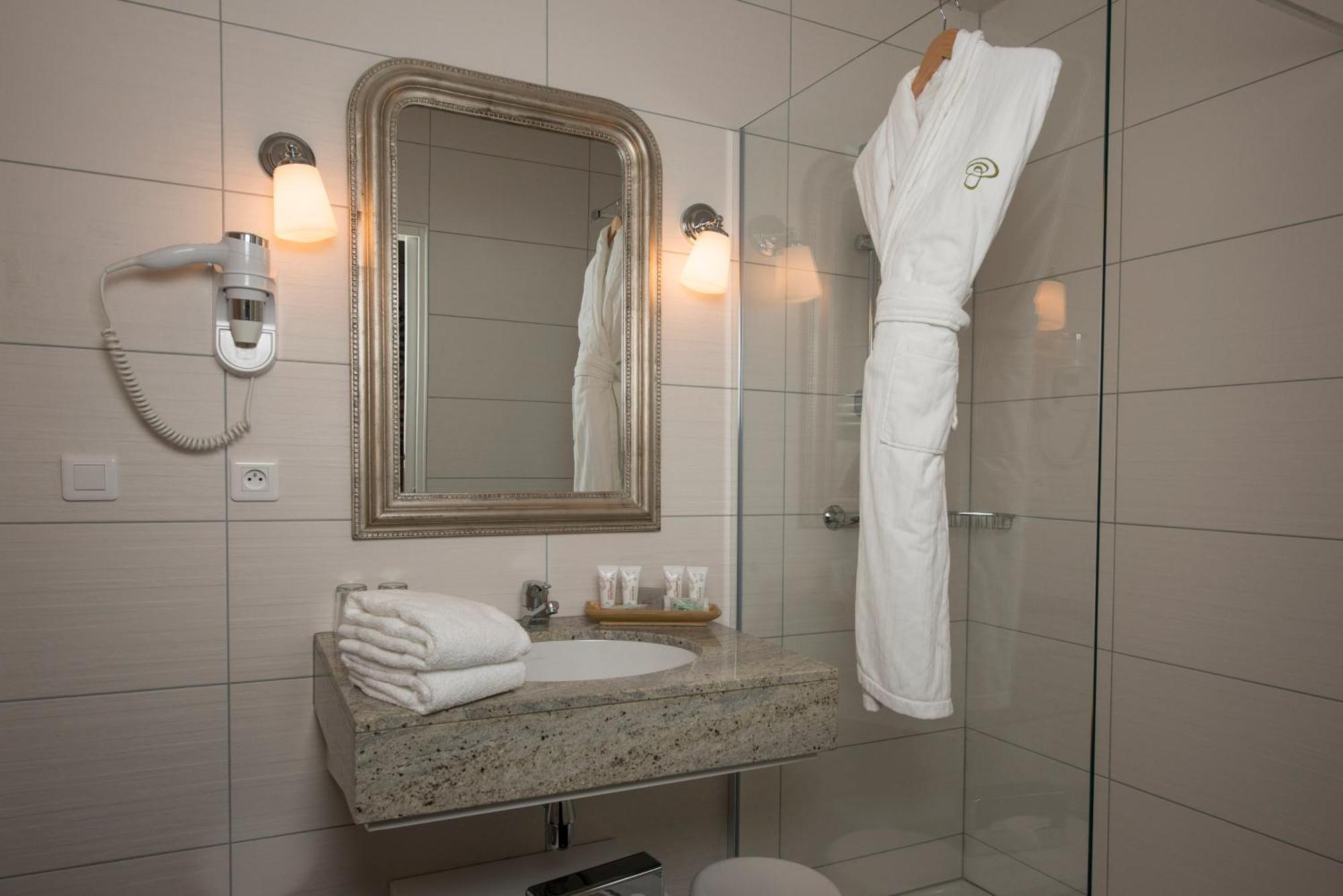 Le Manoir Du Lys, The Originals Relais Hotell Bagnoles de l'Orne Normandie Eksteriør bilde